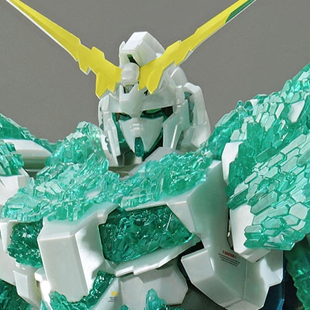 MG 1/100 Unicorn Gundam (Luminous Crystal Body) (The Gundam Base Limited)
